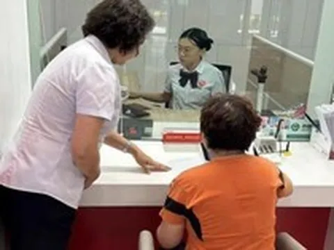 Người phụ nữ đến ngân hàng yêu cầu rút 424 triệu đồng tiền tiết kiệm, giao dịch viên đang làm thủ tục phải vội báo công an
