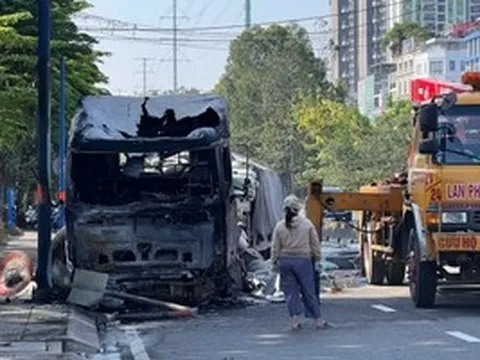 Xe đầu kéo cháy dữ dội lúc rạng sáng ở TPHCM