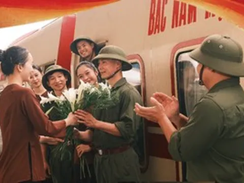Chạm vào ký ức trên chuyến tàu "Hà Nội 5 cửa ô" dịp 
 30-4, 1-5