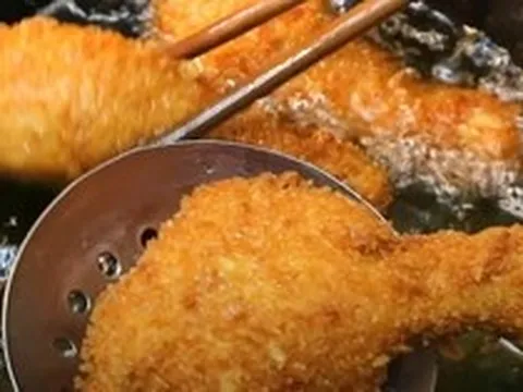 Cậu bé 14 tuổi rơi vào nguy kịch sau khi ăn liền lúc 6 chiếc đùi gà và vài miếng thịt lợn kho