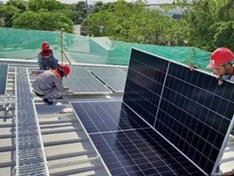 Thủ tướng: Đẩy mạnh điện mặt trời mái nhà tự dùng, tính phương án điện nổi ứng phó khẩn cấp