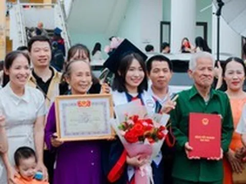 Tốt nghiệp mà ngỡ dạm ngõ: Nữ sinh thủ khoa thuê hẳn xe 29 chỗ đưa cả đại gia đình đi nhận bằng