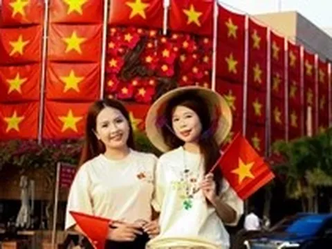 Những 'tọa độ check-in' rợp bóng cờ hoa thu hút bạn trẻ Đà Nẵng dịp 30/4