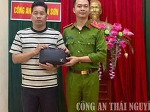 Phát hiện 28 triệu đồng tiền mặt nhiều mệnh giá cùng điện thoại iPhone 14 pro ở sân bóng, công an yêu cầu một người đàn ông tới làm việc