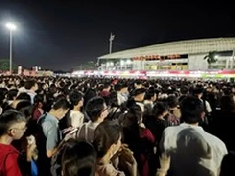 Biển người đổ về sân vận động Mỹ Đình tối nay