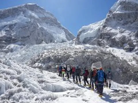 Khối băng chặn đường khiến hàng trăm người mắc kẹt tại Everest