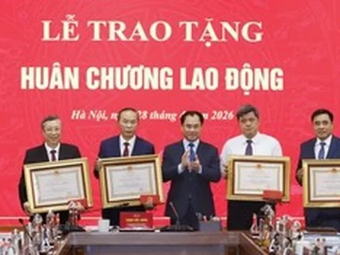 4 Thứ trưởng Bộ Nông nghiệp và Môi trường nhận Huân chương Lao động