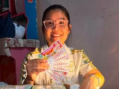 Bảy công nhân vỡ òa niềm vui khi trúng giải độc đắc xổ số miền Nam