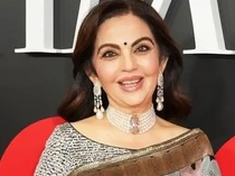 Người phụ nữ giàu nhất châu Á đeo viên kim cương có một không hai trên đời đến tiệc có Jennie