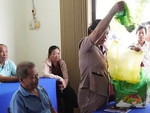 Cà Mau: Người dân đem cá nuôi chết đến cuộc họp triển khai phương án hỗ trợ thiệt hại