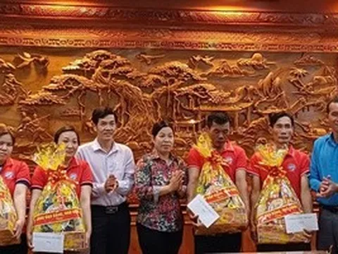 Công nhân ở Cà Mau xúc động khi nhận quà dịp lễ 30-4 và 1-5