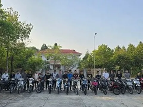 Dàn xe lạng lách trên Quốc lộ 50, hàng chục thanh niên bị mời làm việc