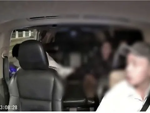 CLIP: Mâu thuẫn với bạn gái, người đàn ông nhảy khỏi taxi khi xe đang chạy