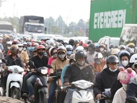 Dòng người từ TPHCM đổ về miền Tây nghỉ lễ 30-4, nhiều tuyến đường quá tải