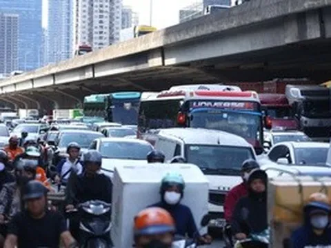 Nhiều tuyến đường ùn ứ kéo dài trước kỳ nghỉ lễ, người dân chật vật rời Hà Nội
