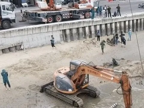 Bất ngờ phát hiện nhiều vũ khí khi trục vớt xe tăng tại bãi biển Quy Nhơn