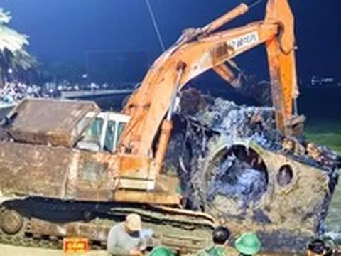 Cận cảnh trục vớt khối thép khổng lồ nghi là xe tăng bị vùi ở bờ biển Gia Lai