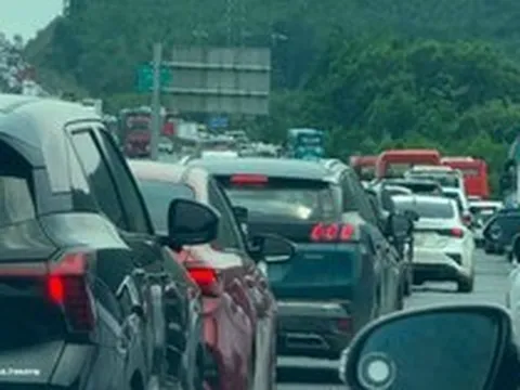 Kinh nghiệm xương máu vẫn bất lực: 12h đêm, 2h sáng và 12h trưa vẫn chưa xong, cửa ngõ phía Tây TP.HCM và các tỉnh đông nghẹt người đi nghỉ lễ