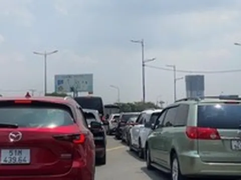 Kẹt xe hơn 10km ở TPHCM, phương tiện rồng rắn xếp hàng giữa nắng nóng