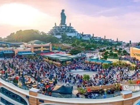 Hàng ngàn du khách đổ về “nóc nhà Nam Bộ” dịp 30/4