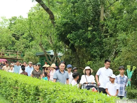 Hàng vạn người từ mọi miền Tổ quốc về thăm Làng Sen quê Bác