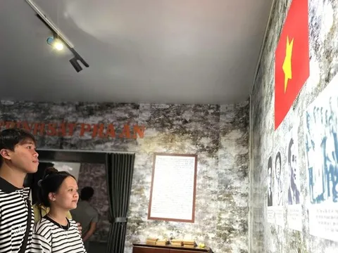 Người dân, du khách trải nghiệm "bức tường an ninh", hòa mình vào “Tổ quốc bình yên” ở Đà Nẵng