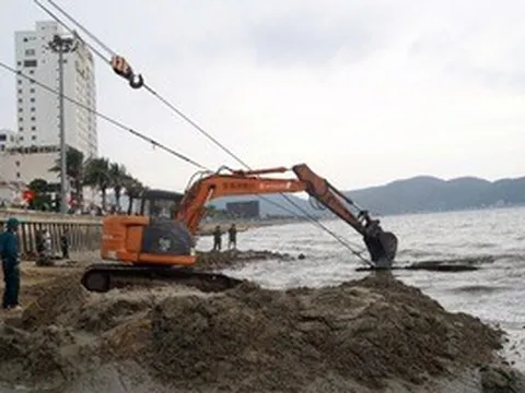 Cận cảnh trục vớt xác xe tăng vùi sâu dưới bãi biển Quy Nhơn