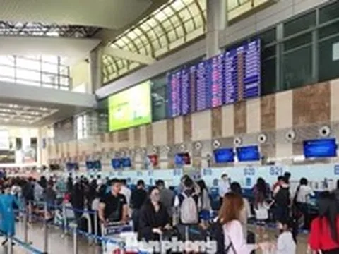 Cảnh trái ngược tại ga quốc tế và quốc nội sân bay Nội Bài ngày 30/4