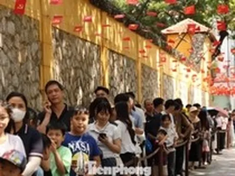 Xếp hàng dài tham quan Nhà tù Hỏa Lò