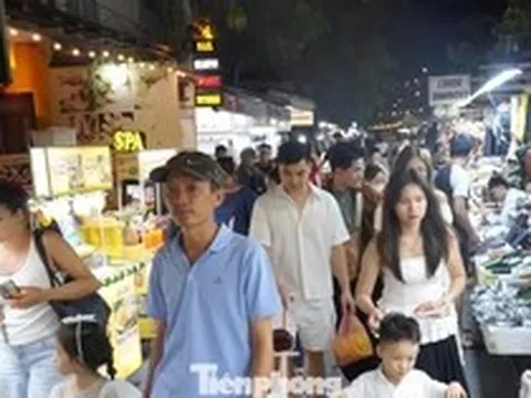 Du khách chen chân ở Hội An