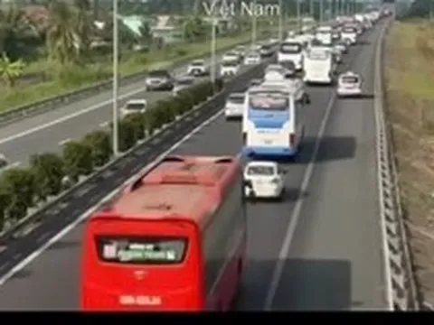 Dừng xe trên cao tốc đi vệ sinh, bị ô tô khách đâm chết tại chỗ