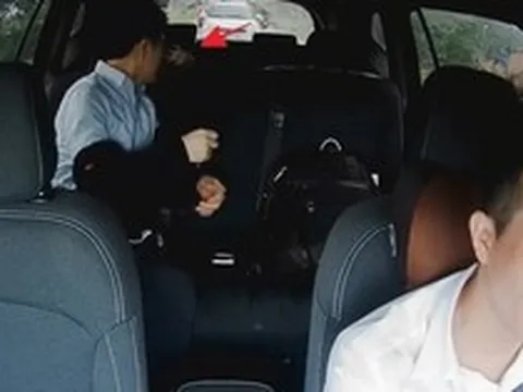 Hành động của nam hành khách khi phát hiện bé gái 5 tuổi trên taxi ở Hà Nội lên thẳng báo Hàn