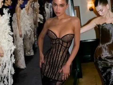 Ai cũng đang mặc váy của brand này: Kylie Jenner, Hailey Bieber đều nhiệt tình lăng xê