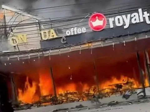 Cháy lớn thiêu rụi nhiều gian hàng, khói bốc cao hàng trăm mét
