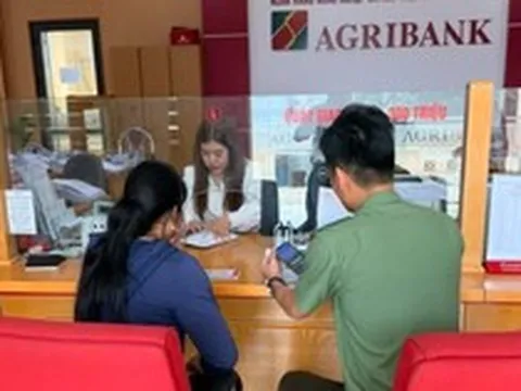 Người phụ nữ SN 1991 đến chi nhánh ngân hàng Agribank rút 26 triệu đồng, giao dịch viên đang làm thủ tục phải vội báo công an