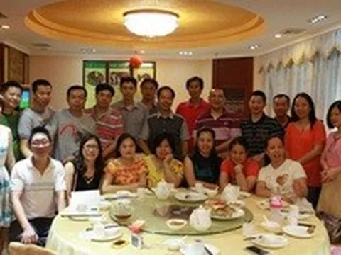 Họp lớp, lớp trưởng thanh toán hết hoá đơn 100 triệu đồng cho cả nhóm: Sáng hôm sau vợ anh nhắn 1 câu khiến ai cũng đứng hình