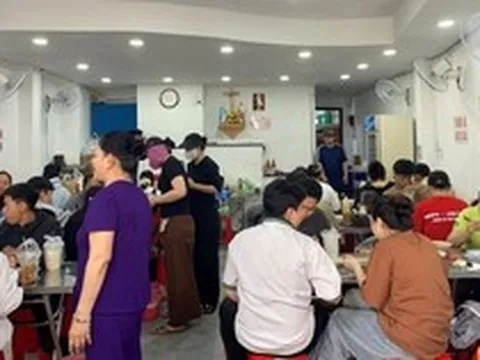 Khách ngồi kín chỗ, hàng quán ở TP.HCM 'hốt bạc' dịp lễ