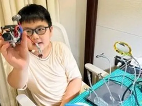'Cậu bé tên lửa’ tự chế tạo động cơ turbo ngay trong phòng khách
