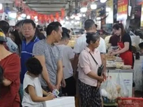 Chưa hết nghỉ lễ khách đã nườm nượp đi mua hải sản mang về