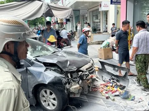 Ô tô bốc cháy ngùn ngụt giữa đường, tài xế mắc kẹt được giải cứu trong gang tấc