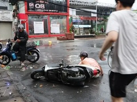 Người chạy xe máy té ngã, rác bủa vây chợ Thủ Đức sau cơn mưa lớn