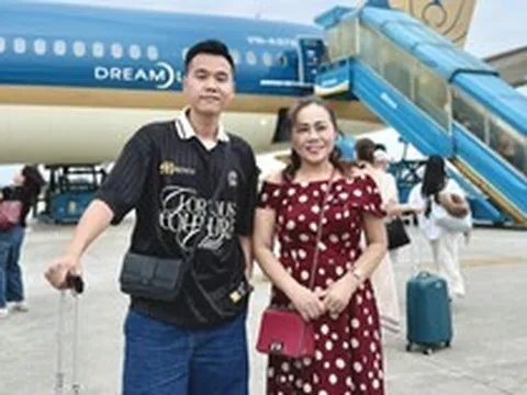 Khoảnh khắc bác sĩ "mang thanh xuân về cho mẹ" khiến cộng đồng mạng rần rần: "Bảo sao U70 bác cứ trẻ mãi"