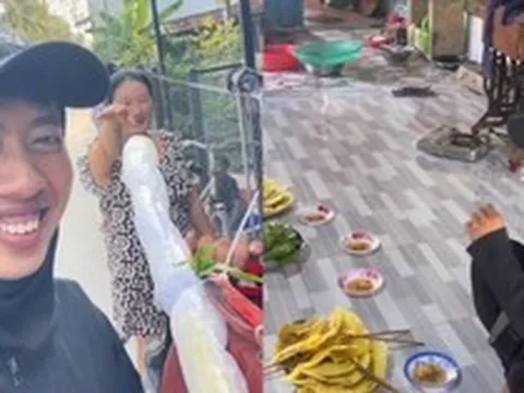 Nhìn mâm bánh xèo chủ nhà mang ra đãi nam shipper, hàng vạn người thắc mắc: “Anh đã làm gì mà được cưng chiều đến vậy?”