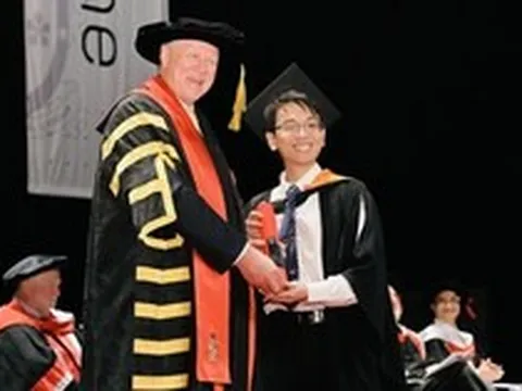 Từ lái máy cày, xúc than đến học bổng tiến sĩ toàn phần tại Úc ở tuổi 21