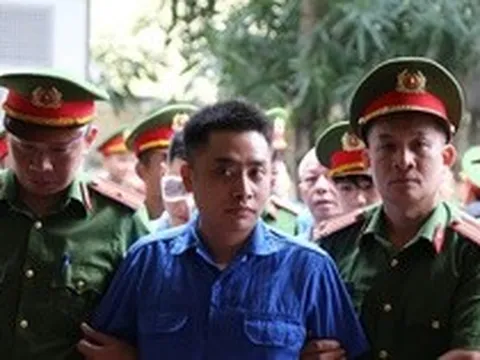 VIDEO: Dẫn giải Bùi Đình Khánh, kẻ nổ súng khiến thiếu tá Công an hy sinh, ra tòa