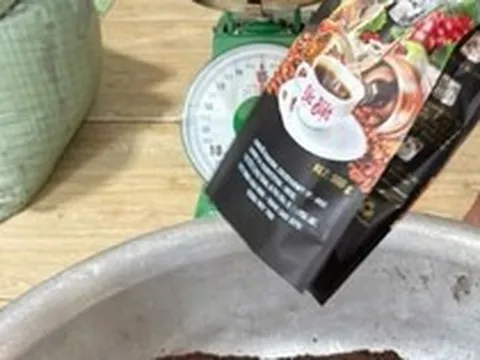 Đột kích 3 địa điểm, công an phát hiện đường dây sản xuất cà phê giả, tịch thu gần 600 kg bột cùng hàng nghìn bao bì