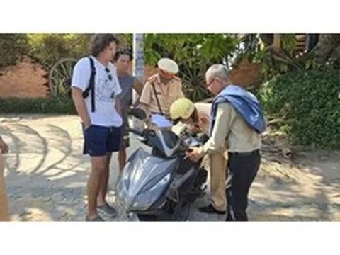 CSGT siết kiểm tra khách Tây tự lái xe máy tại Mũi Né