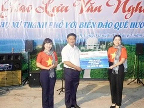 Báo Người Lao Động trao tặng cờ Tổ quốc tại đảo tiền tiêu Bạch Long Vỹ