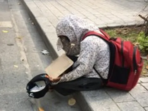 Phát hiện người đàn ông 10 năm ngủ vỉa hè nhưng không xin 1 đồng tiền nào, có nhà mà không thèm về