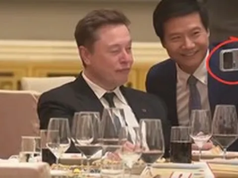 Tỷ phú Trung Quốc gặp Elon Musk, trên tay cầm món đồ "gây sốt" toàn cầu: Ở Việt Nam cũng có thể sở hữu